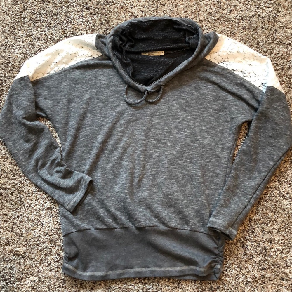 ⚠️Cowl neck shirt w/ lace shoulders